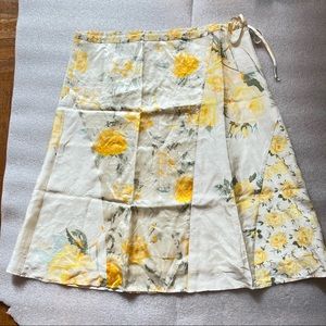 Banana Republic side zip and tie Floral print 100% Silk skirt size 10